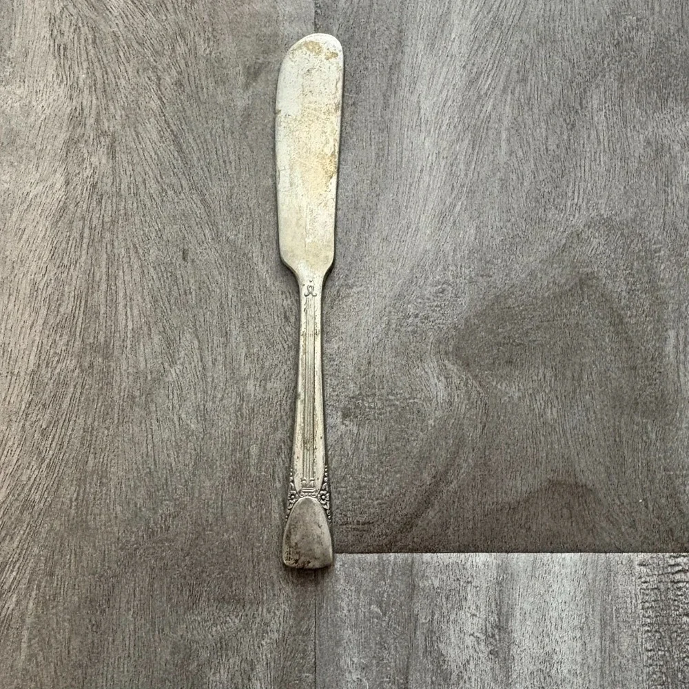 Vintage Embassy Silverplate Butter Knife Colonial Style Flatware Spreader